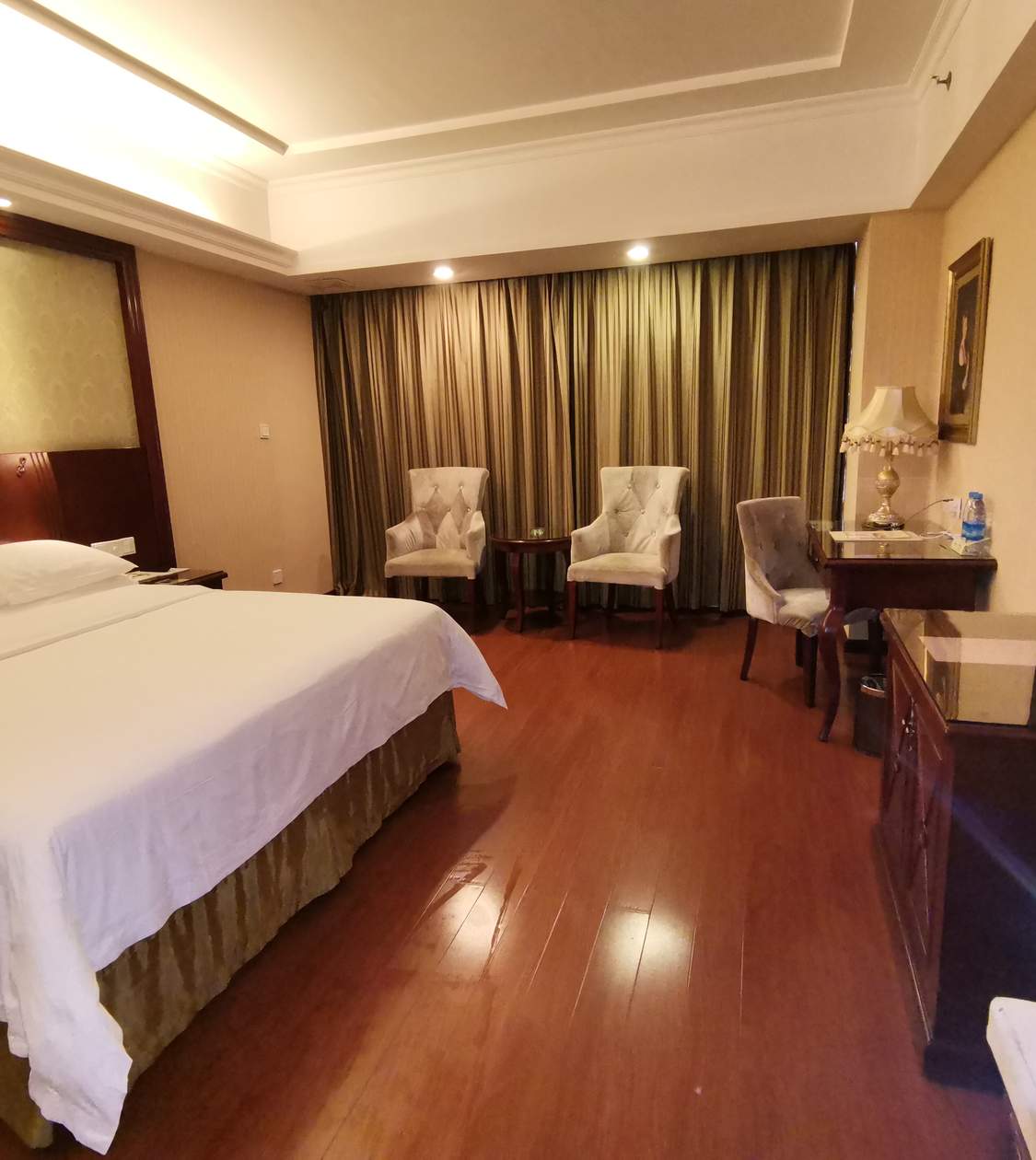 维也纳酒店大床房