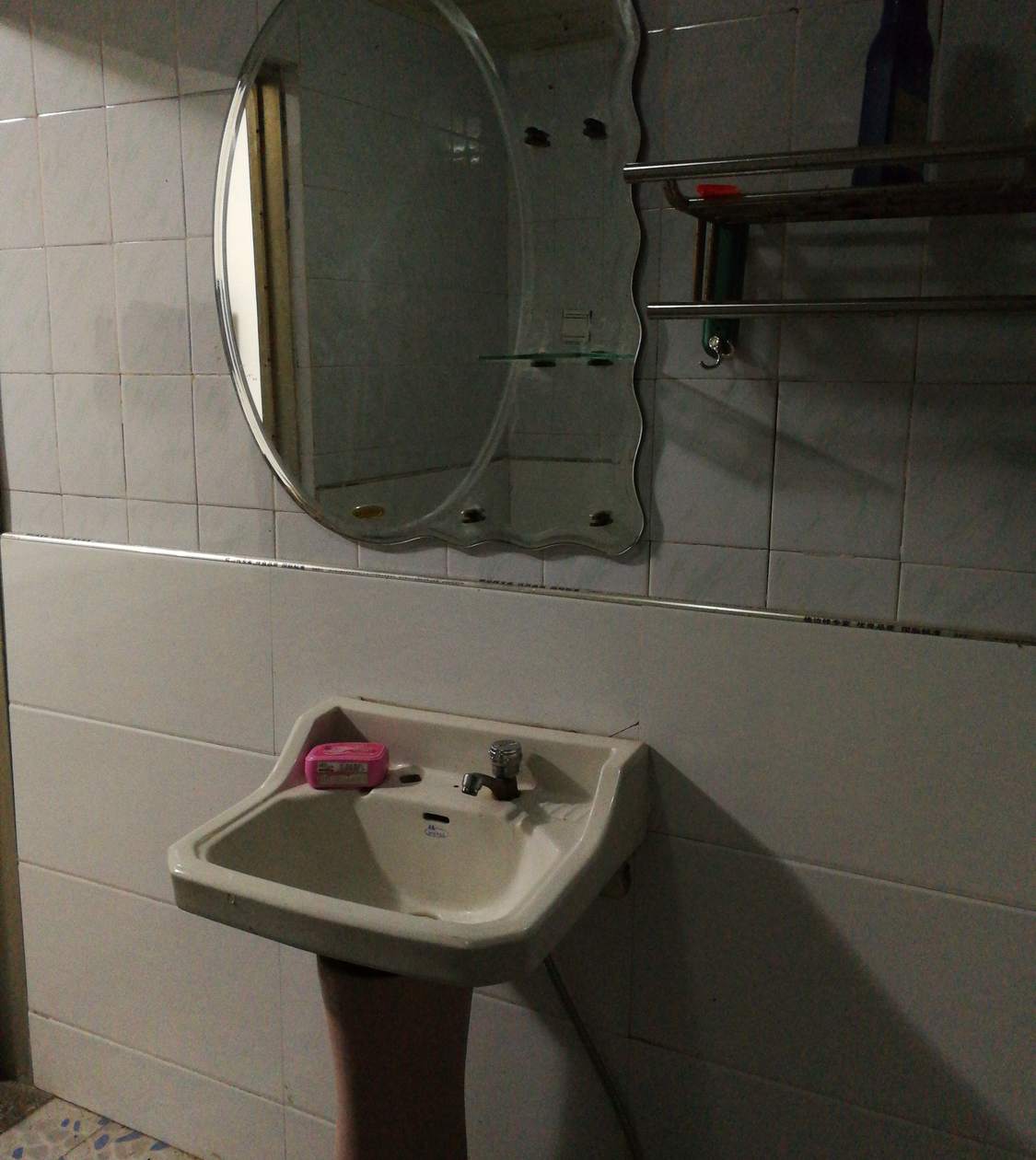 鼓楼广场南边河畔二层楼