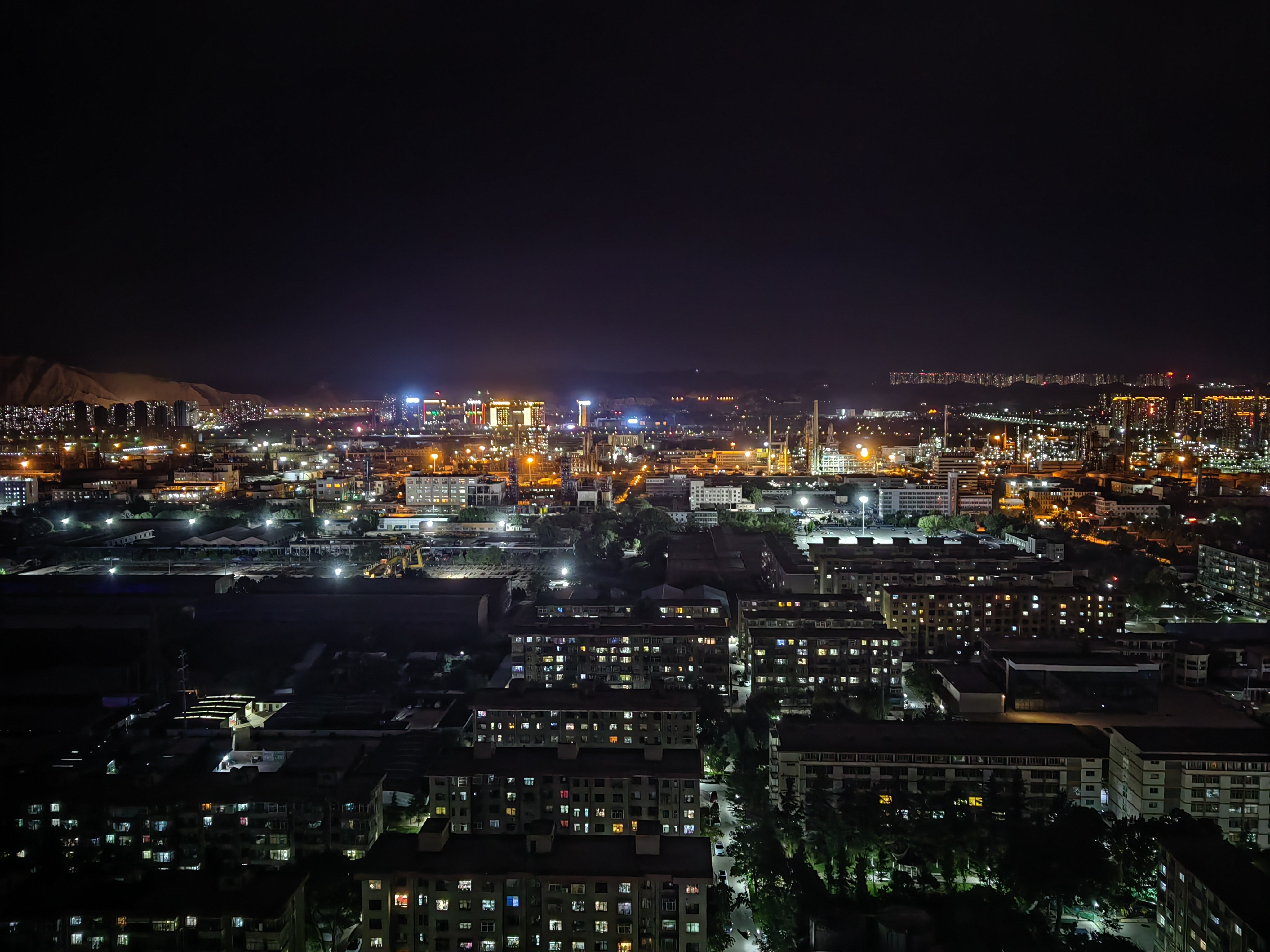 从落地窗拍到的夜景图图片